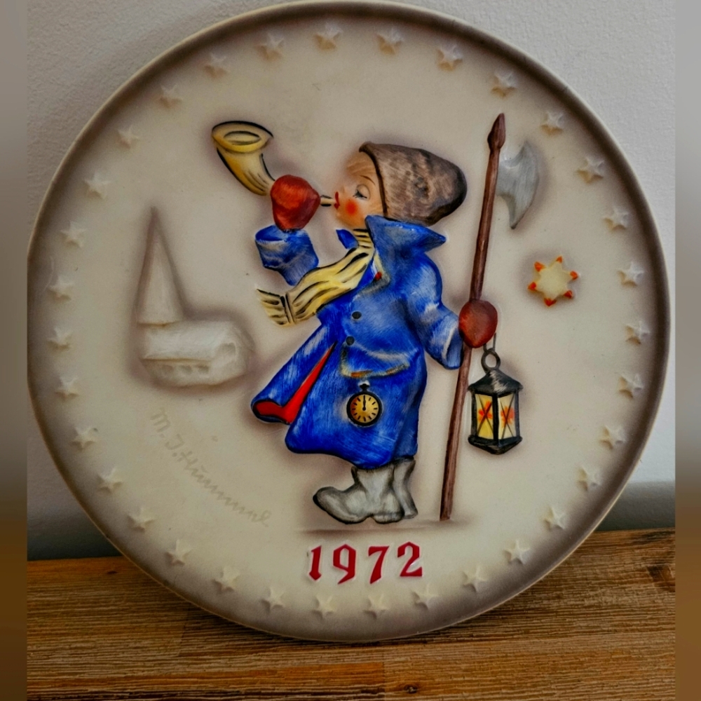 MJ HUMMEL 1972 Decorative Plate Boy In  Blue Coat, Lantern Design